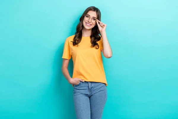 Foto Brillante Chica Divertida Vestido Amarillo Camiseta Brazo Gafas Sonriente — Foto de Stock