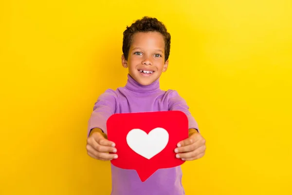 Foto Brazos Niño Positivos Amistosos Dan Papel Como Tarjeta Aislada — Foto de Stock