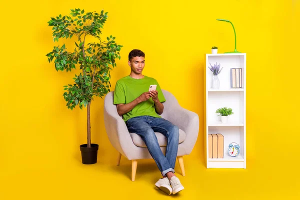 Plná Délka Fotografie Pozitivní Legrační Chlap Nosit Zelené Tričko Sedí — Stock fotografie