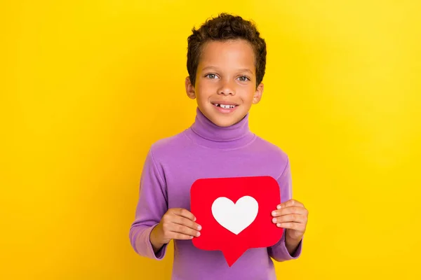 Foto Manos Niño Lindo Alegre Sostener Papel Como Sonrisa Dentada — Foto de Stock