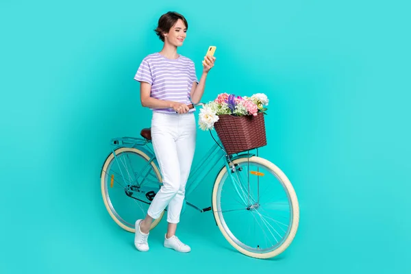 Foto Voller Länge Süße Nette Dame Tragen Violette Shirt Radfahren — Stockfoto