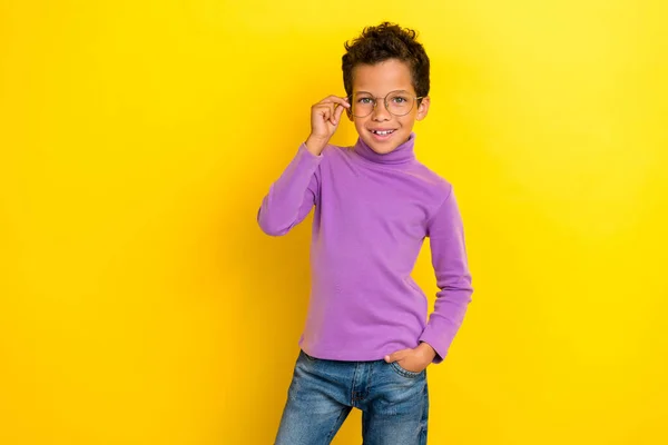 Zdjęcie Pozytywnego Ucznia Ręka Dotyk Okulary Promienie Uśmiech Odizolowany Żółtym — Zdjęcie stockowe