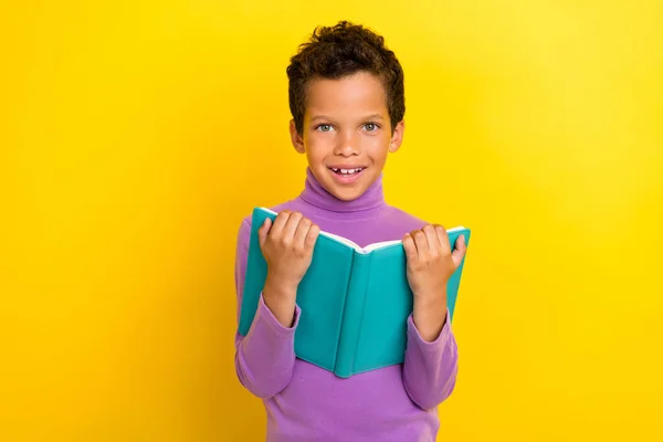 Zdjęcie Wesoły Inteligentny Chłopiec Ręce Trzymać Otwarte Książki Promieni Uśmiech — Zdjęcie stockowe