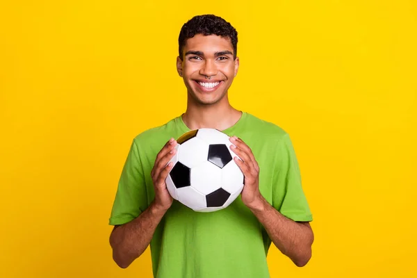 Фото Молодого Привлекательного Красивого Улыбающегося Мужчины Провести Футбольный Мяч Профессиональный — стоковое фото