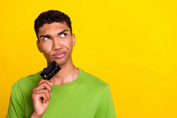 Foto Joven Atractivo Divertido Lindo Hombre Usar Camiseta Verde Mirada —  Fotos de Stock