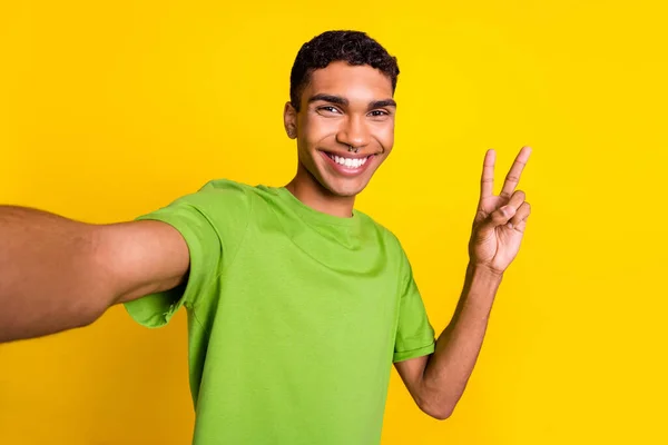 Primer Plano Selfie Foto Joven Positivo Sonriente Desgaste Verde Camiseta —  Fotos de Stock