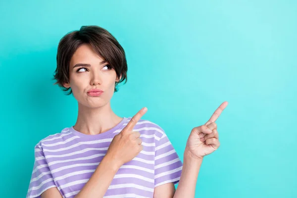 Retrato Mente Bonita Dama Interesada Buscar Espacio Vacío Dos Brazos — Foto de Stock