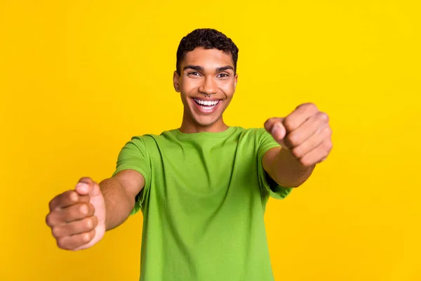 Photo Jeune Attrayant Beau Sourire Conducteur Positif Mains Fou Propriétaire — Photo