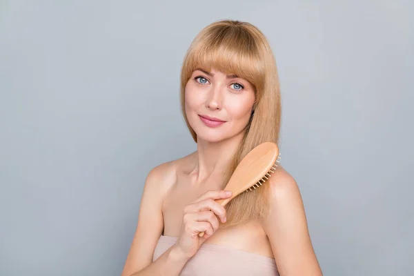 Foto Van Tedere Zachte Dame Gebruik Kam Haar Dander Roos — Stockfoto