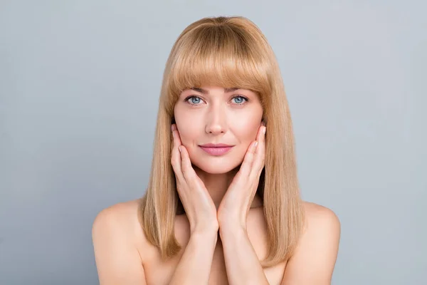 Retrato Alegre Senhora Toque Mãos Rosto Desfrutar Seda Botox Colágeno — Fotografia de Stock