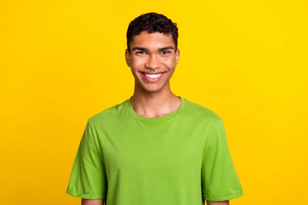 Retrato Agradável Alegre Pessoa Toothy Radiante Sorriso Isolado Fundo Cor — Fotografia de Stock