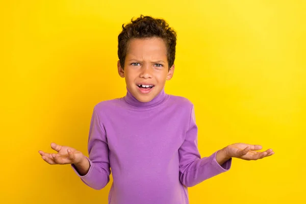 魅力的な小さな生徒の男の子の写真の肖像画手を上げる黄色の色の背景に隔離されたスタイリッシュな紫色の服をイライラ主張 — ストック写真