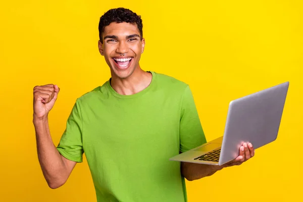 Foto Van Jonge Aantrekkelijke Positieve Goede Humeur Man Vieren Vuist — Stockfoto