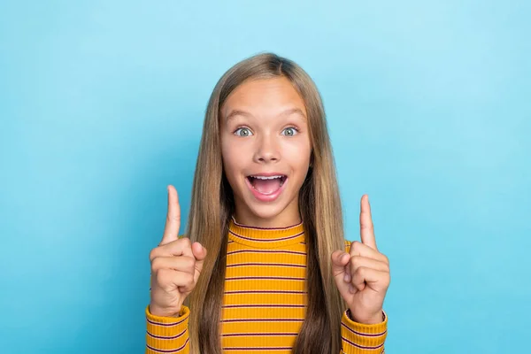 Photo Charming Astonished Girl Open Mouth Indicate Fingers Empty Space — Stock Photo, Image