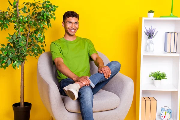 Fotografie Okouzlující Atraktivní Chlap Nosit Zelené Shirt Sedí Židle Úsměvem — Stock fotografie