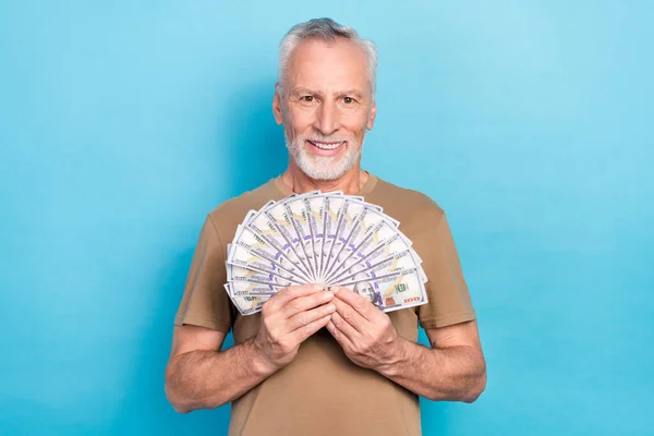Gri Saçlı Sakallı Bej Tişörtlü Neşeli Yaşlı Emeklinin Fotoğrafı Mavi — Stok fotoğraf