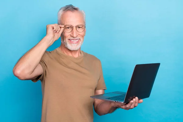 Foto Positiva Intelligenta Pensionerad Person Hålla Glasögon Modern Enhet Njuta — Stockfoto