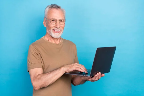 Foto Homem Inteligente Atraente Usar Pastel Moda Aprende Usar Dispositivo — Fotografia de Stock