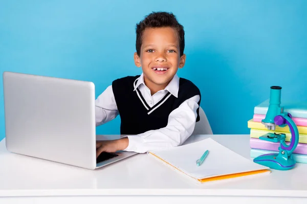 Portret Inteligentnego Wesołego Chłopca Użyj Bezprzewodowego Netbooka Zębaty Uśmiech Odizolowany — Zdjęcie stockowe