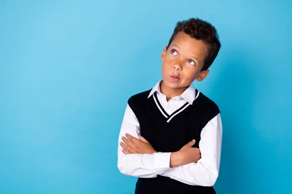 Foto Pequeño Tipo Soñador Inseguro Vestido Con Chaleco Negro Brazos —  Fotos de Stock