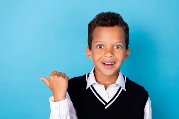 Фото Кумедного Враженого Маленького Хлопчика Чорному Жилеті Спрямованому Великий Палець — стокове фото