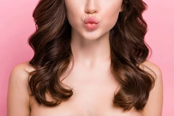 若い女性のトリミングされた写真はピンクの色の背景に隔離された唇のプラスチック手術バーム保湿を入れました — ストック写真