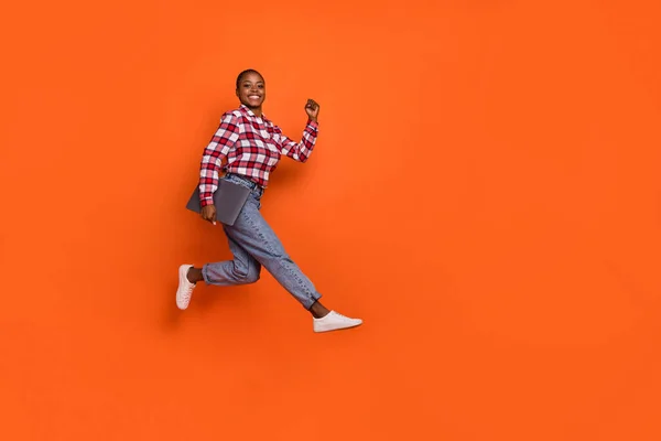 フルサイズポートレートの活発な喜び女性ラッシュ高速ホールド無線ネットブック隔離されたオレンジ色の背景 — ストック写真
