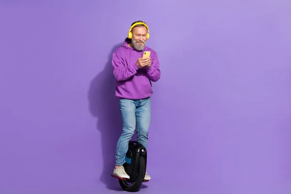 Портрет Старого Отставной Положительный Здоровый Мужчина Носить Фиолетовый Толстовка Вождения — стоковое фото