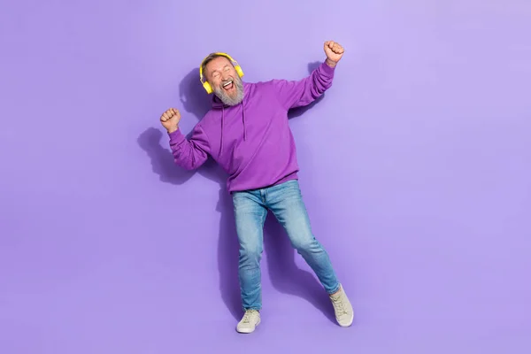 Foto Hombre Sano Optimista Senior Usar Auriculares Con Capucha Púrpura —  Fotos de Stock