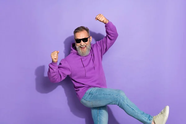 Портрет Пенсии Красивый Оптимистичный Счастливчик Одетый Фиолетовый Капюшон Выиграть Лотерею — стоковое фото