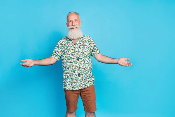 Neşeli Yaşlı Insan Kollarının Fotoğrafı Seni Kucaklamaya Davet Ediyor Mavi — Stok fotoğraf