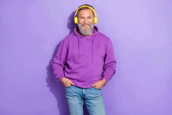 Photo Old Cheerful Positive Person Dressed Purple Hoodie Yellow Headphones — Stock Photo, Image