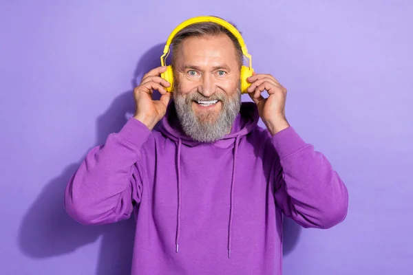 Photo Old Senior Funky Positive Man Wear Purple Hoodie Touch — Stock Photo, Image