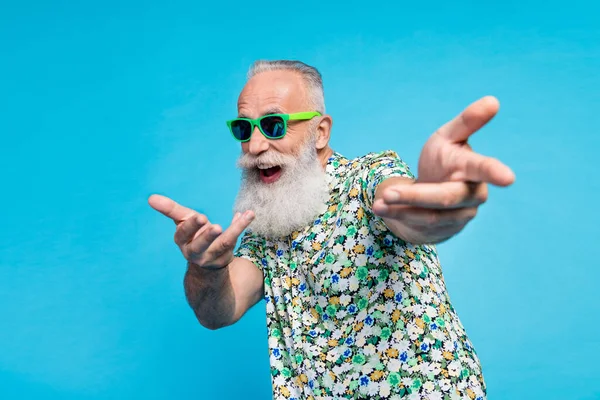 Closeup Foto Idoso Engraçado Animado Pensioner Desgaste Camisa Tropical Verde — Fotografia de Stock