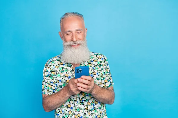 Pozitif Neşeli Kişinin Portresi Mavi Arkaplanda Izole Edilmiş Telefon Daktilo — Stok fotoğraf