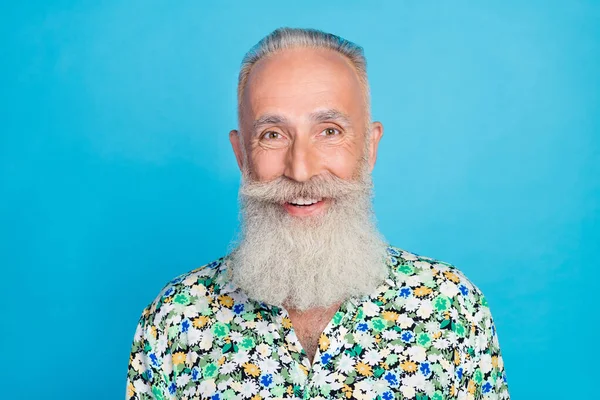 Foto Von Charmanten Attraktiven Rentner Tragen Blume Print Shirt Lächelt — Stockfoto
