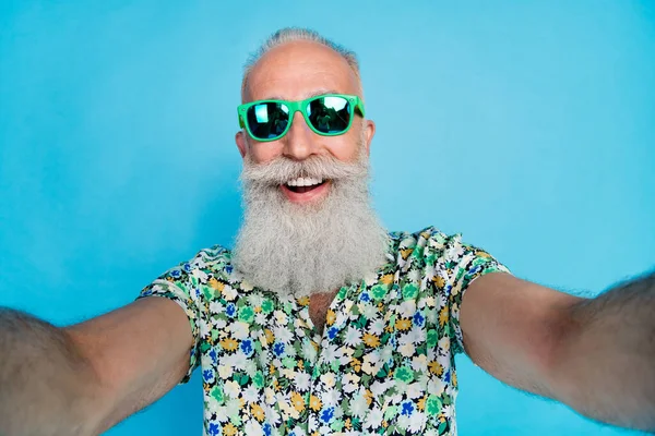 Selfie Foto Del Abuelo Pensionista Usar Elegante Verano Camisa Toothy — Foto de Stock