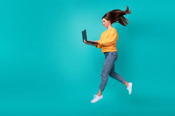 Piena Lunghezza Foto Giovane Attraente Divertente Donna Salto Aria Trampolino — Foto Stock