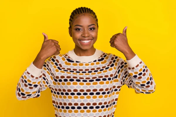 Foto Menina Bonita Otimista Desgaste Elegante Pulôver Impresso Apreciá Qualidade — Fotografia de Stock