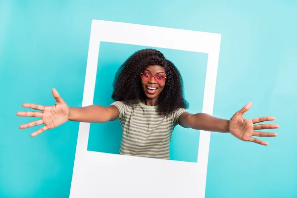 Foto Drömmande Upphetsad Flicka Klädd Grön Shirt Mörka Glasögon Öppna — Stockfoto