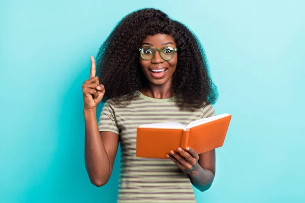 Foto Divertido Asombrado Inteligente Persona Dedo Dedo Brazo Mantenga Libro —  Fotos de Stock