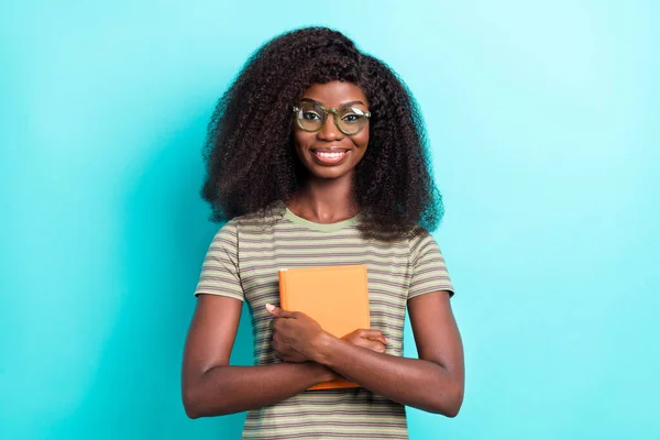 Foto Affascinante Ragazza Allegra Raggio Sorriso Braccia Tenere Coccole Libro — Foto Stock