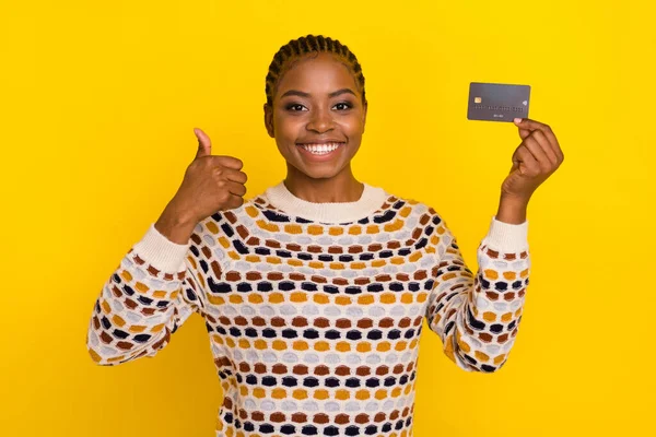 Portret Pozytywnej Atrakcyjnej Osoby Hold Debit Card Hand Finger Show — Zdjęcie stockowe