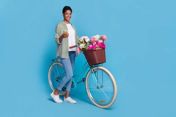 Foto Corpo Inteiro Pessoa Alegre Positiva Segurar Telefone Bicicleta Isolado — Fotografia de Stock