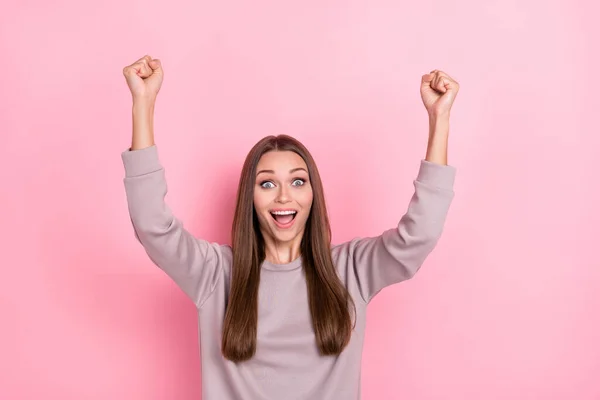 Retrato Alegre Dama Levantando Puños Logro Grito Aislado Sobre Fondo —  Fotos de Stock