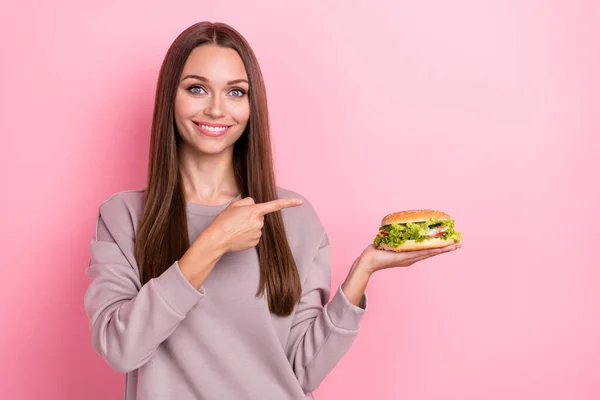 Porträtt Ganska Positiv Flicka Direkt Finger Hand Hålla Burgare Smörgås — Stockfoto