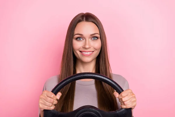 Foto Brazos Dama Adorable Alegre Mantenga Dirección Del Volante Radiante —  Fotos de Stock