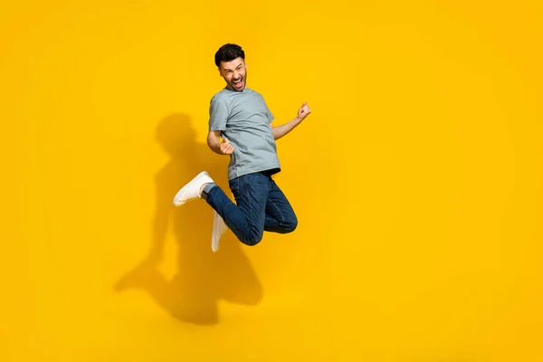 Retrato Tamanho Completo Pessoas Encantadas Pulando Punhos Rtaise Celebram Isolados — Fotografia de Stock