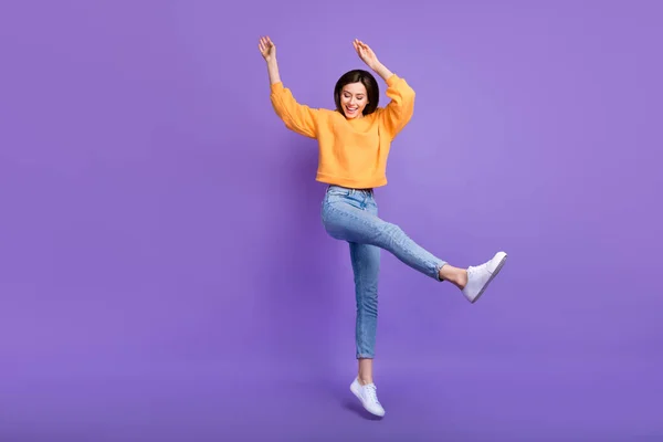 仕事の後に屈託のない若い女性のフルボディサイズの写真お祝いの休暇給料日を踊ります明るい紫色の背景に隔離 — ストック写真
