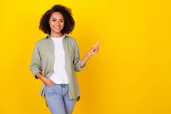 Foto Mujer Positiva Punto Mano Del Trabajador Espacio Vacío Indican — Foto de Stock